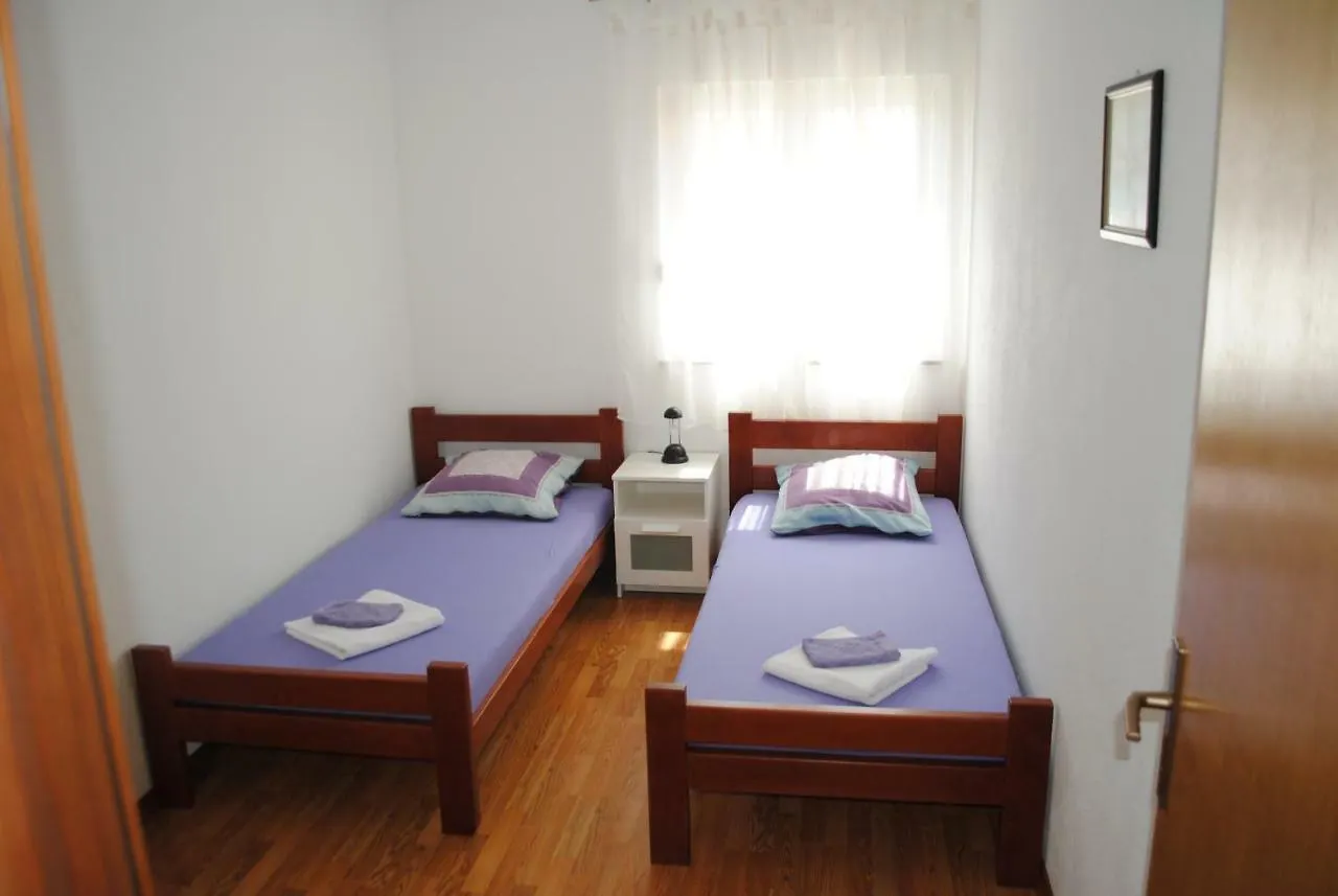 Apartments Vidolma Povlja  0*, Povljana Croatia
